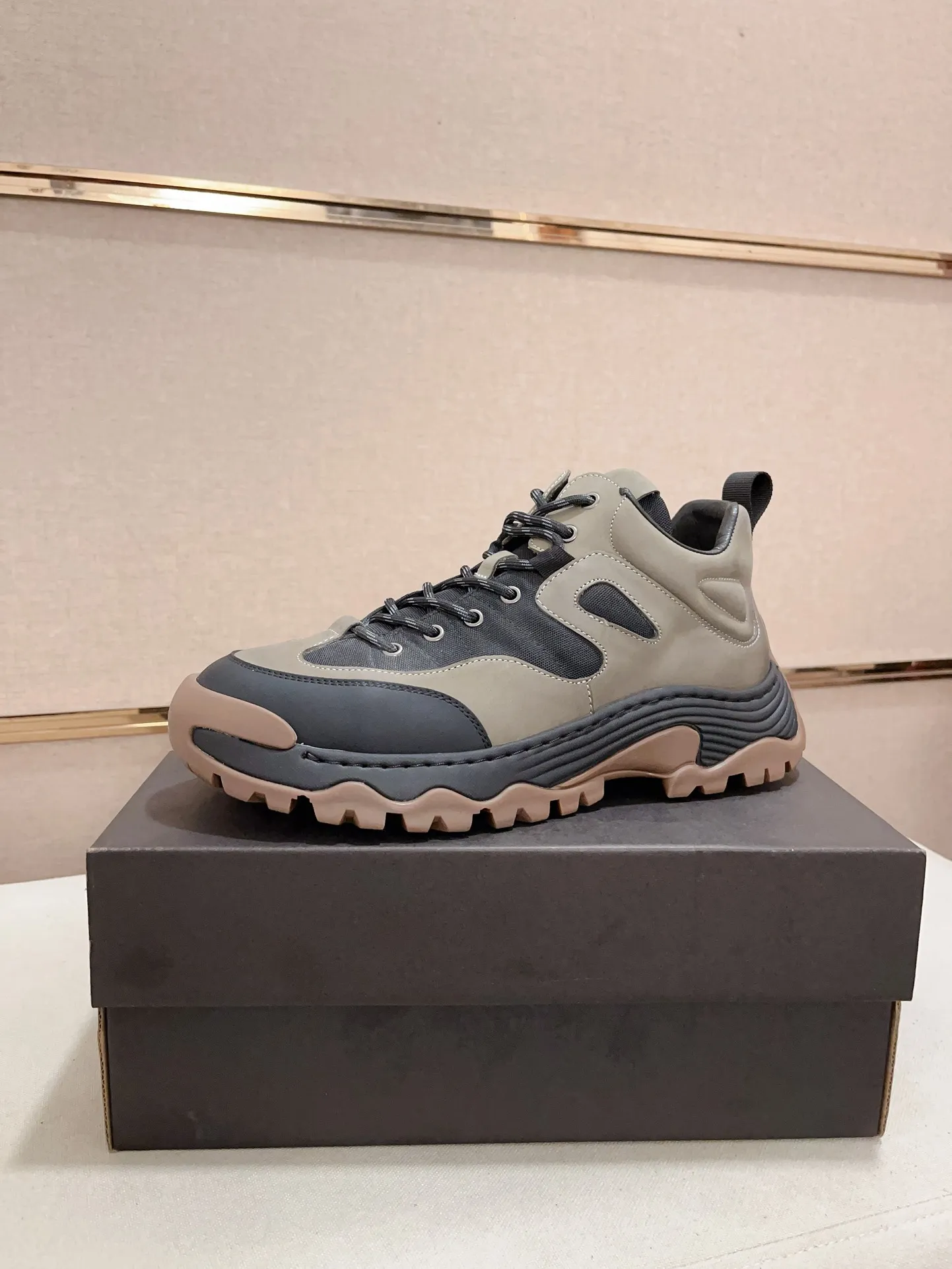 Factory Price: 360 Men's Men's Shoes💰North American Men's Shoes Ugg ☃️In the special sale of new high-quality men's shoes snow boots in autumn and winter, the nemesis of extreme cold weather! Made of cowhide leather, merino wool lining, and original outsole, whether driving, outdoor or daily wear, there is always one that suits you! Code number 39-44